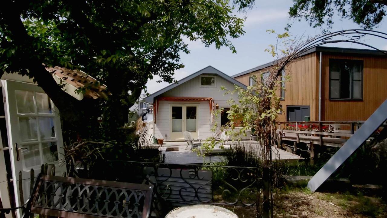 Houseboat Apartment With Water Terrace, Free Parking, Free Bikes & Fast Wifi Amsterdam Bagian luar foto